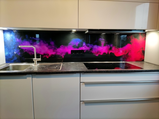 Glasrückwand mit buntem Fotodruck