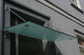 Bild von einem Glasvordach mit matter Folie und Edelstahlhaltern