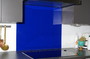 Bild einer Glasrückwand mit blauer Lackierung