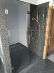 Granitdusche mit Glastüren