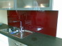 Bild einer Glasrückwand mit roter Lackierung