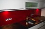 Bild einer Glasrückwand mit roter Lackierung