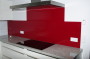 Bild einer Glasrückwand mit roter Lackierung