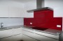 Bild einer Glasrückwand mit roter Lackierung