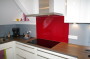 Bild einer Glasrückwand mit roter Lackierung