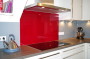 Bild einer Glasrückwand mit roter Lackierung